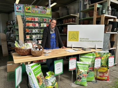 Bäuerinnen-Dienstleisterin Rosi Mangger Walder im Gartenmarkt Lana