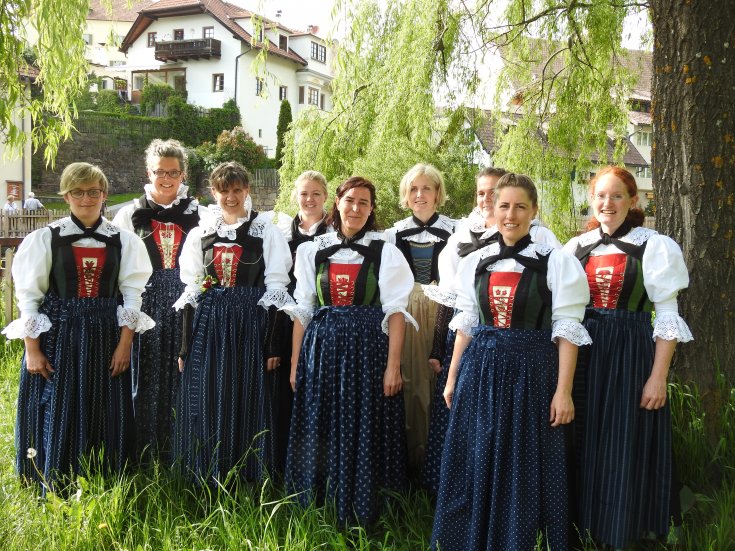 Abschlussfoto mit den Kursteilnehmerinnen in den fertigen Trachten mit Trachtenschneiderin Birgit Marini (4. v. r.)