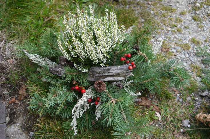 Grabschmuck mit Naturmaterial