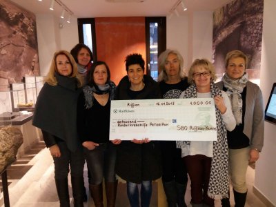 von links: Martha Pircher, Waltraud Pixner, Sieglinde Menghin, Christa Ortner, Corinne Werth (Verein „Peter Pan“), die Ortsbäuerin Rosina Kuen und Astrid Larch