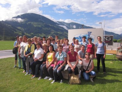 Die SBO Ritten vor der ErlebnisSennerei Zillertal in Mayrhofen