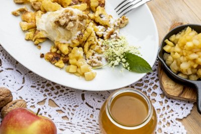Schmarrn mit karamellisierten Südtiroler Äpfeln und Walnüssen, Apfelmuseis und Apfel-Holunder Gelee