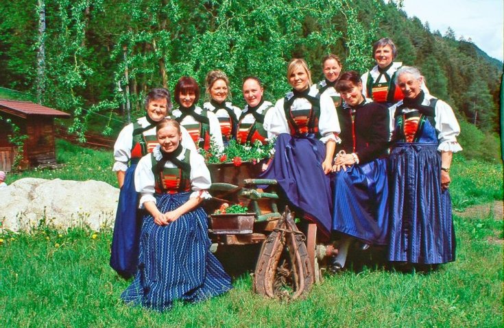 Bäuerinnen in Tracht