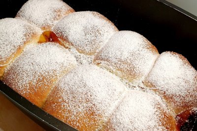 „Buchteln“ (dolcetti di pasta lievitata) integrali con marmellata