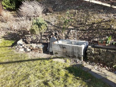 Stein- oder alten Betonguss-Brunnen