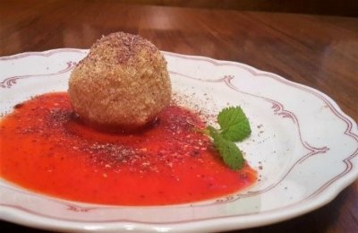 Topfenknödel auf Erdbeerspiegel mit Rosenhäubchen