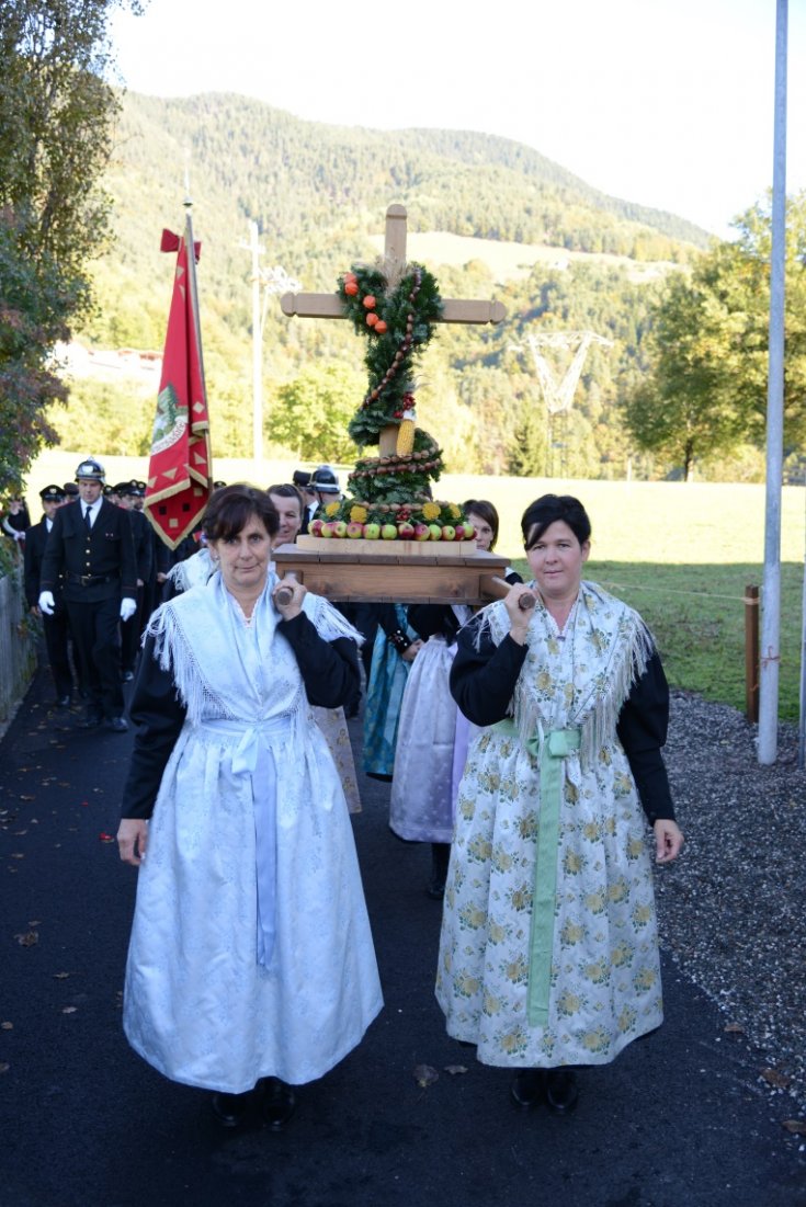 Feierlicher Einzug mit Erntedankkreuz