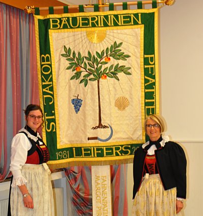 SBO-Fahne mit Ortsbäuerin Martine Zelger und Fahnenpatin Margot Pedrotti Pircher