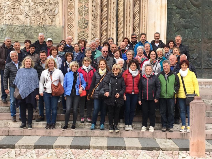 die Kalterer Reisegruppe vor dem Dom in Orvieto