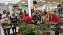 Mittlerweile Tradition: Adventskranz winden mit den Bäuerinnen