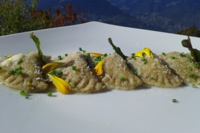 Vollkornteigtaschen mit gutem Heinrich (Wildspinat)