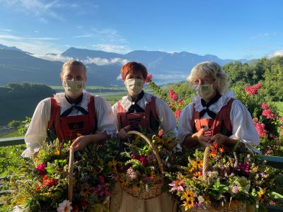 Kalterer Bäuerinnen mit den Kräutersträußchen