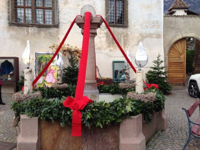 Adventkranz am Boulplatz in Kaltern